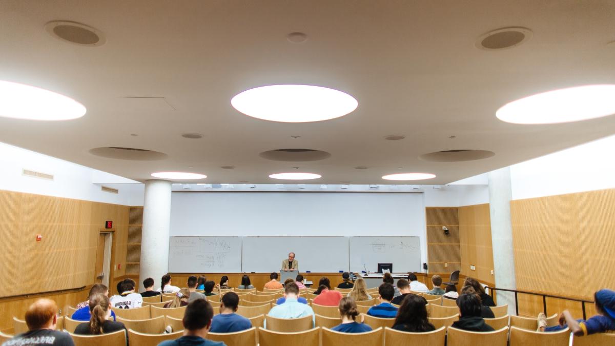 Students listen to lecture in 诺斯鲁普演讲厅.